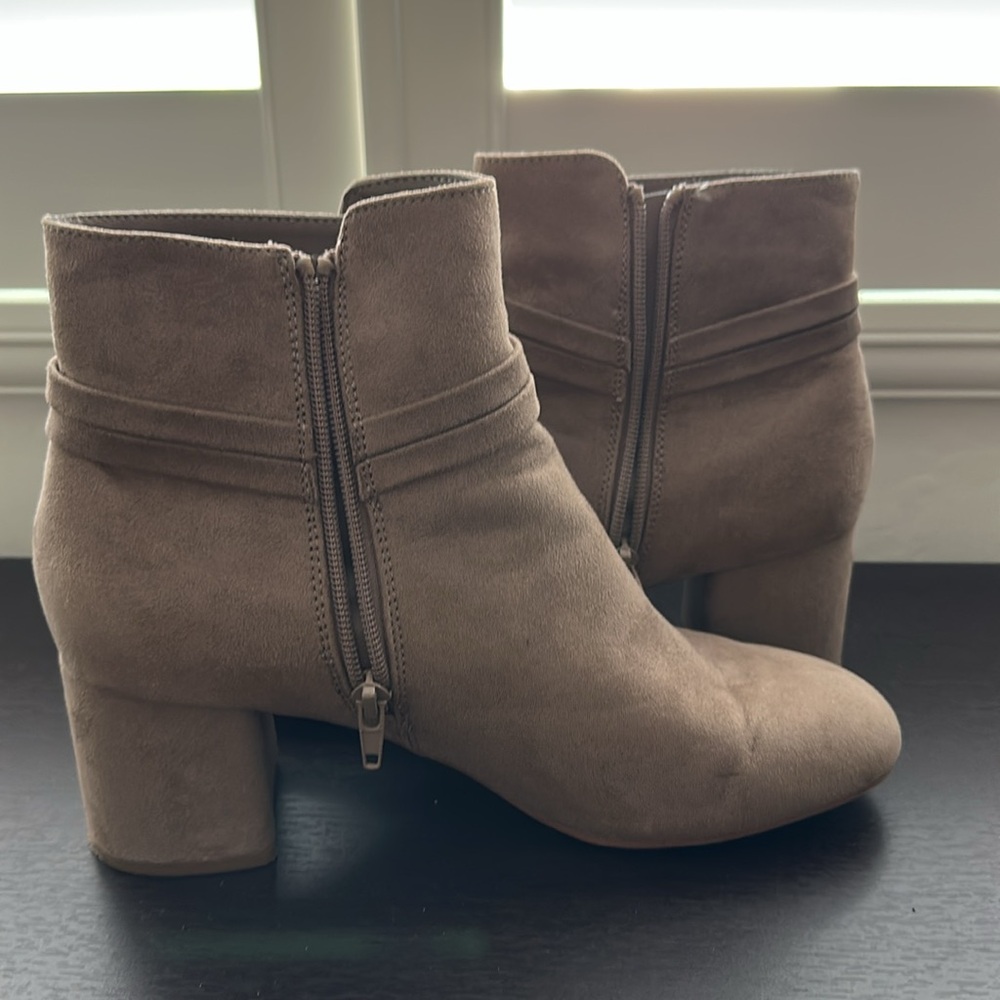 Kelly & Katie tan suede like ankle boot / bootie with bows - Picture 8 of 9